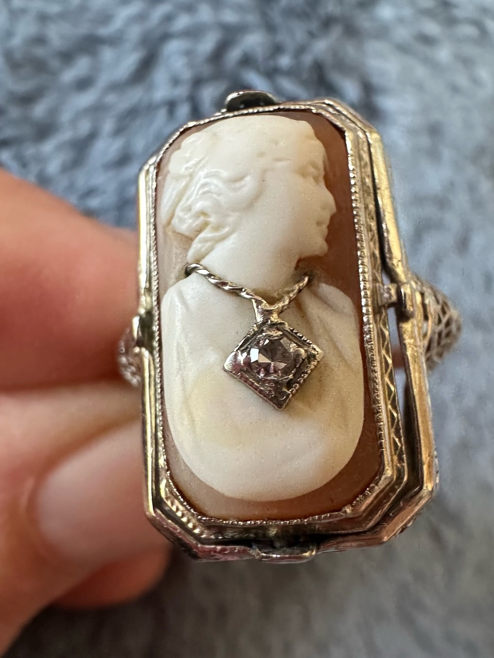 Vintage White Cameo Ring with 14k white gold filigree setting - Picture 8 of 9